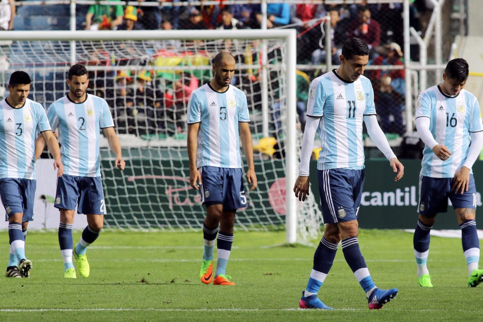 Mit hängenden Köpfen schleichen die argentinischen Nationalspieler um PSG-Star Angel di Maria (2.v.r.) vom Platz.