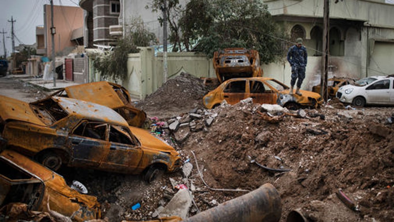 Zerstörte Autos in einem Stadtviertel von Mossul
