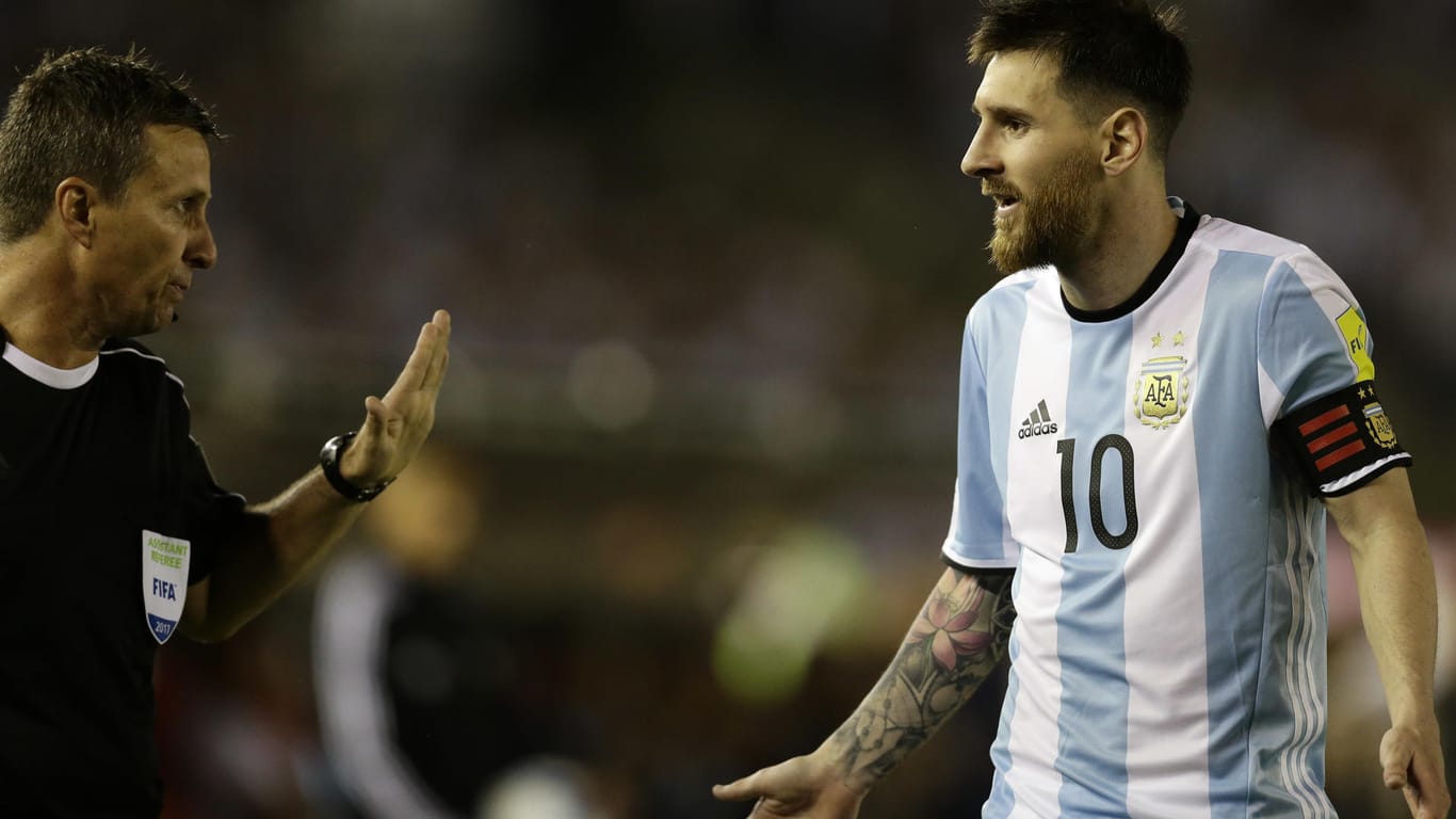 Ratlos: Lionel Messi wurde für vier WM-Quali-Spiele gesperrt.