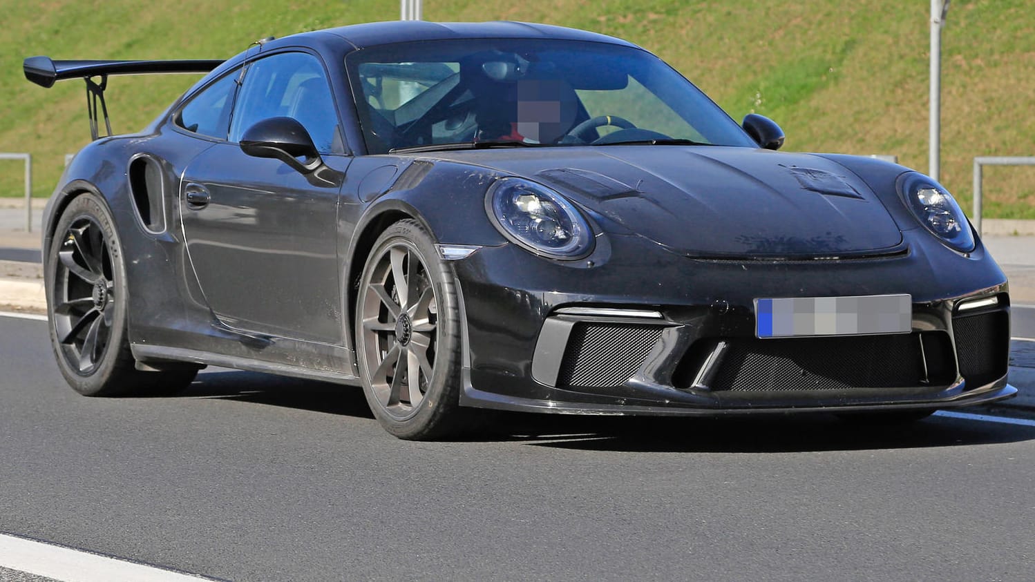 Erlkönige von künftigen Porsche 911 Modellen in der Eifel erwischt. Erlkönige von künftigen Porsche 911 Modellen in der Eifel erwischt.