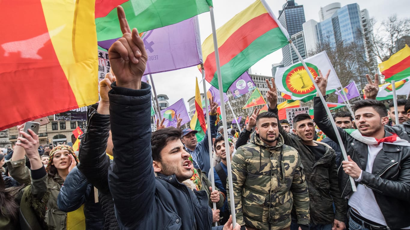 Kurden demonstrieren in Frankfurt zum Frühjahrsfest Newroz gegen die "Diktatur" in der Türkei.