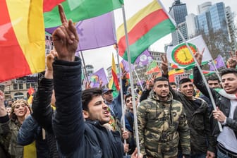 Kurden demonstrieren in Frankfurt zum Frühjahrsfest Newroz gegen die "Diktatur" in der Türkei.
