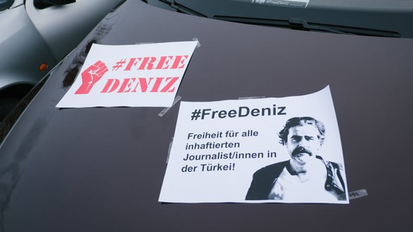 Plakate für die Freilassung des in der Türkei festgehaltenen Journalisten bei einem Autokorso Ende Februar.