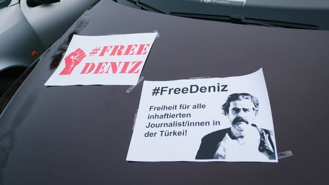 Plakate für die Freilassung des in der Türkei festgehaltenen Journalisten bei einem Autokorso Ende Februar. Plakate für die Freilassung des in der Türkei festgehaltenen Journalisten bei einem Autokorso Ende Februar.