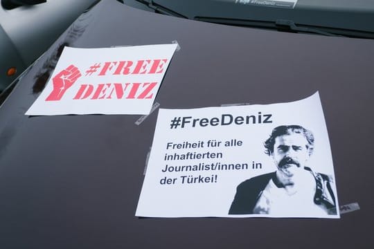Plakate für die Freilassung des in der Türkei festgehaltenen Journalisten bei einem Autokorso Ende Februar.