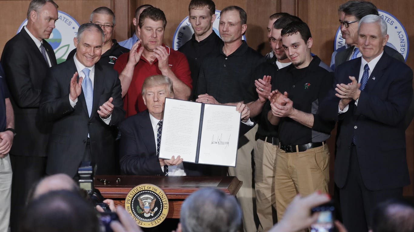 Umgeben von Bergleuten präsentiert Donald Trump sein Klima-Dekret.