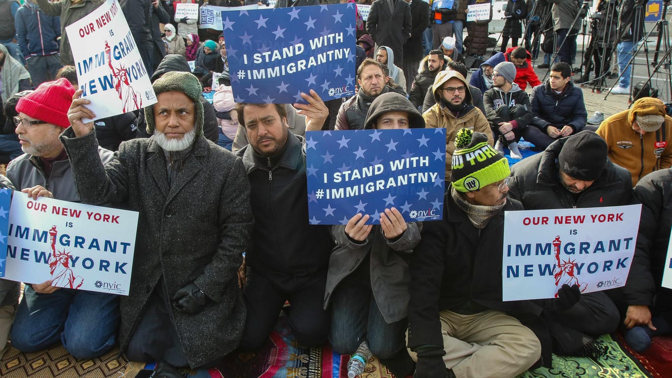 Protest am Flughafen John F. Kennedy Flüchtlinge und Migranten, die von dem Einreiseverbot betroffen sind.