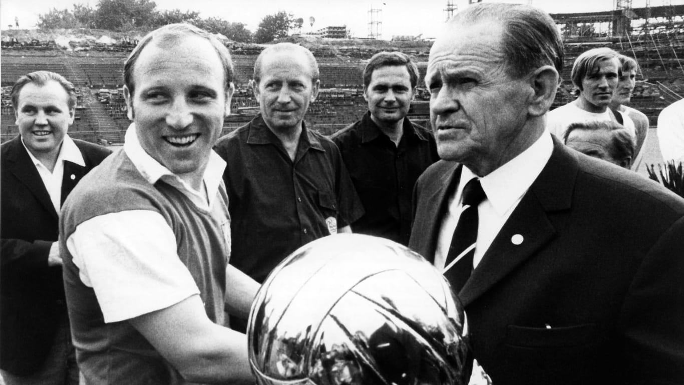 22.08.1970: Altbundestrainer Sepp Herberger (r.) überreicht Pokal für den «Fußballer des Jahres» an Uwe Seeler.