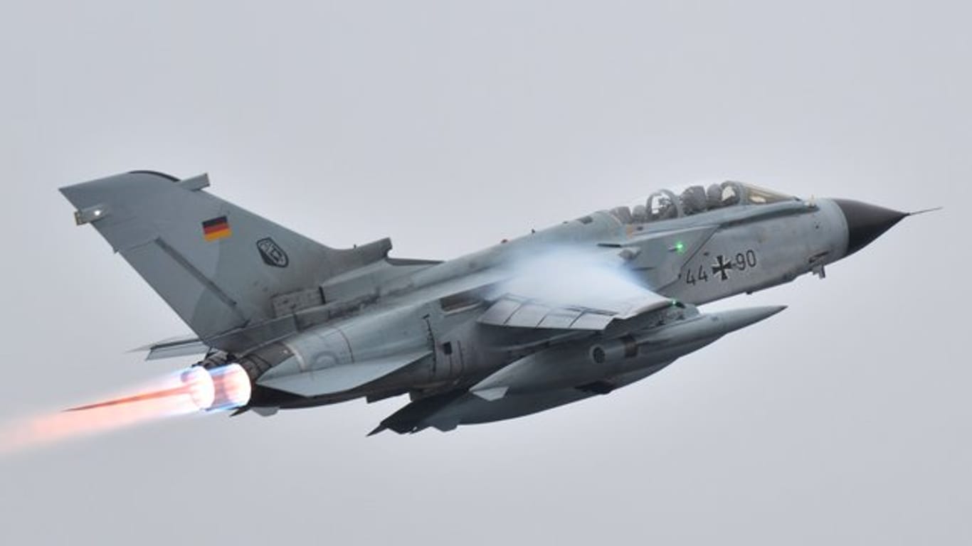 Ein Bundeswehr-Aufklärungsflugzeug vom Typ Tornado startet zum Luftwaffenstützpunkt Incirlik in der Türkei.
