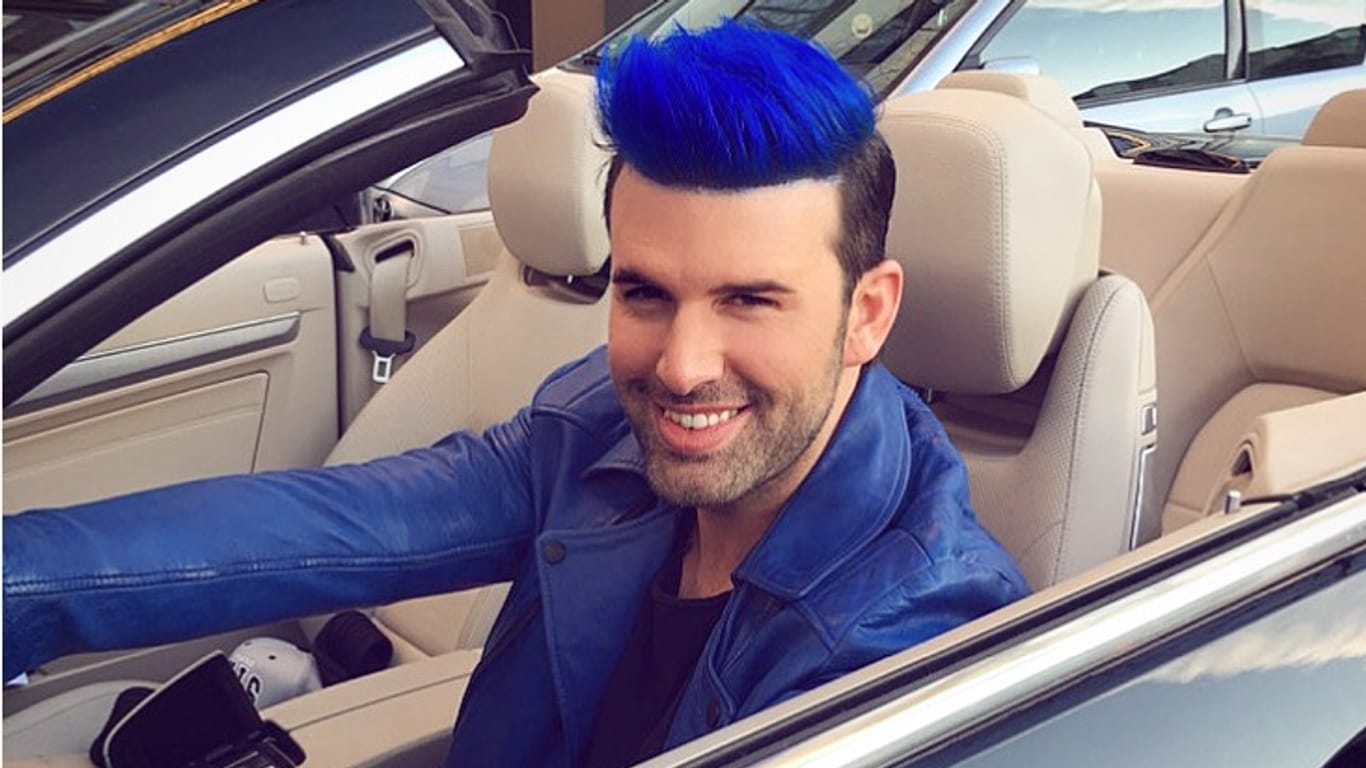 Jay Khan ließ sich beim Berliner Friseur Cocoon die Haare blau färben.