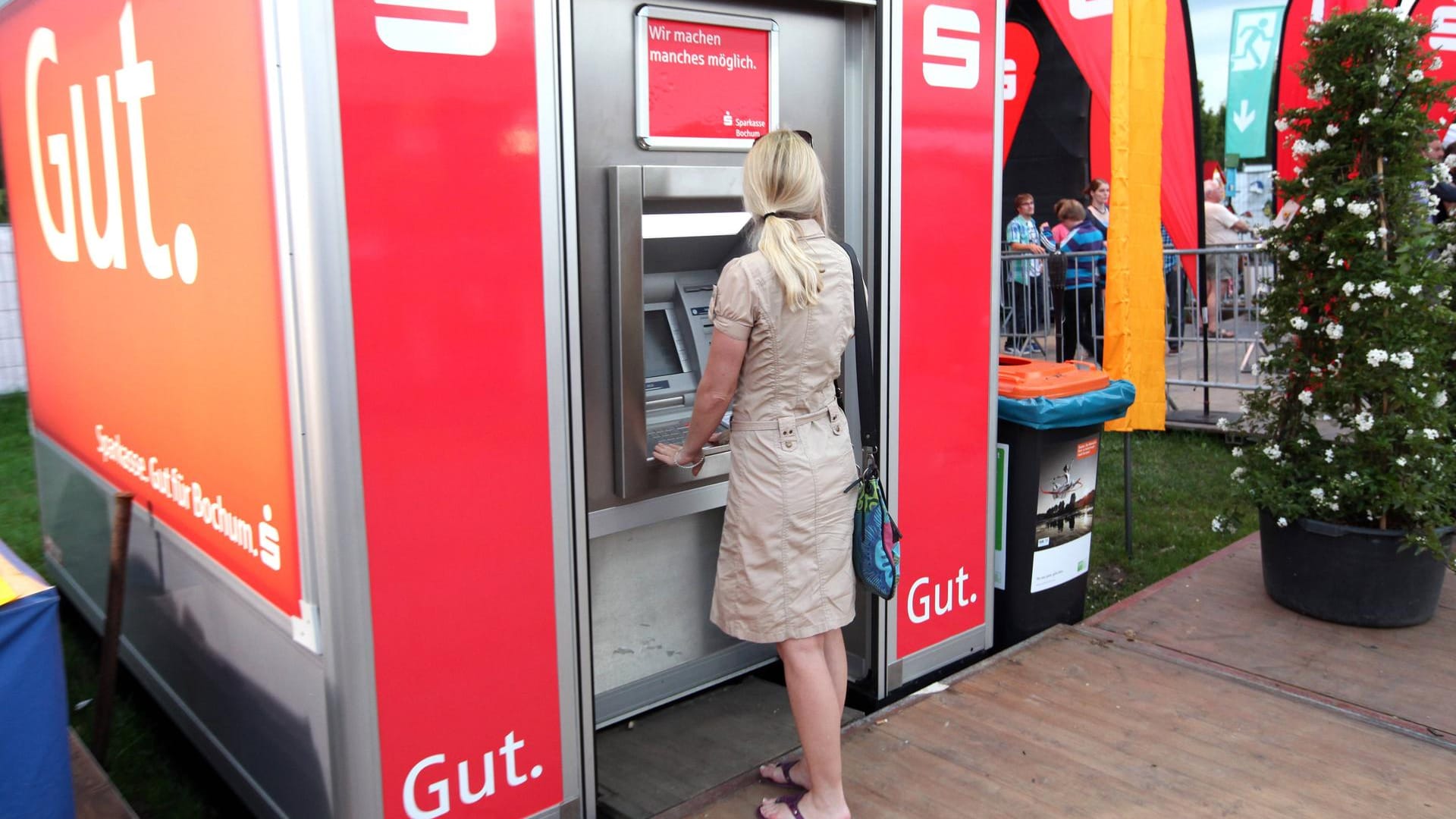 Das Abheben von Bargeld an Automaten der Sparkasse ist auch für Kunden immer häufiger nicht kostenfrei.