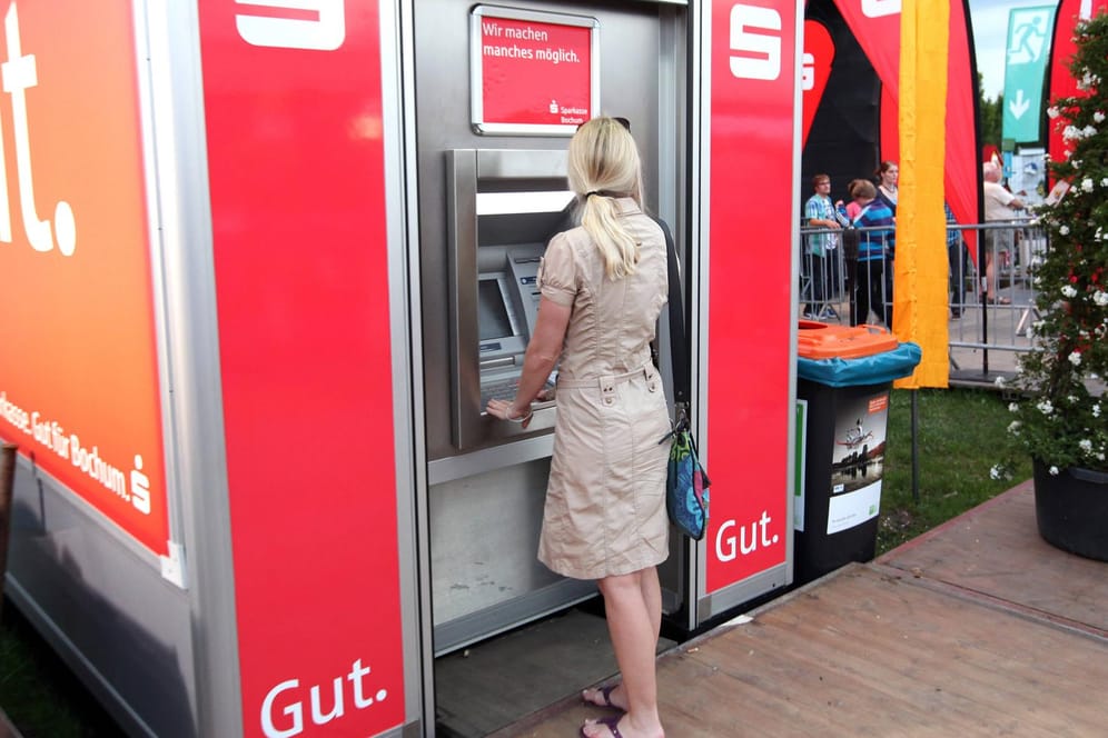 Das Abheben von Bargeld an Automaten der Sparkasse ist auch für Kunden immer häufiger nicht kostenfrei.