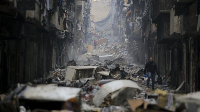 Eine verwüstete Straße in Aleppo. Eine verwüstete Straße in Aleppo.