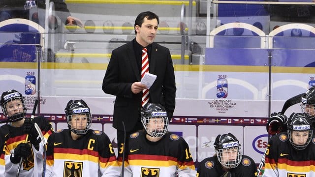 Bundestrainer Benjamin Hinterstocker (hinten) und den deutschen Eishockey-Frauen werden bei der WM keine Chancen eingeräumt.