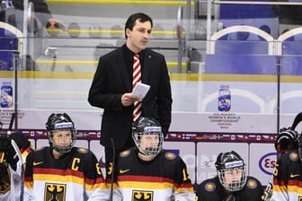 Bundestrainer Benjamin Hinterstocker (hinten) und den deutschen Eishockey-Frauen werden bei der WM keine Chancen eingeräumt.