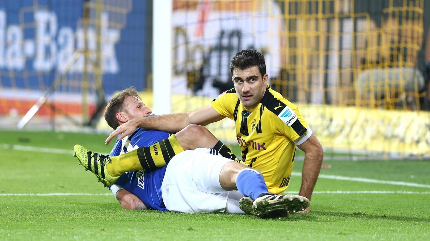 Die Ruhr-Derbys zwischen Schalke und Dortmund (hier Höwedes, l., und Sokratis) sind immer umkämpft.