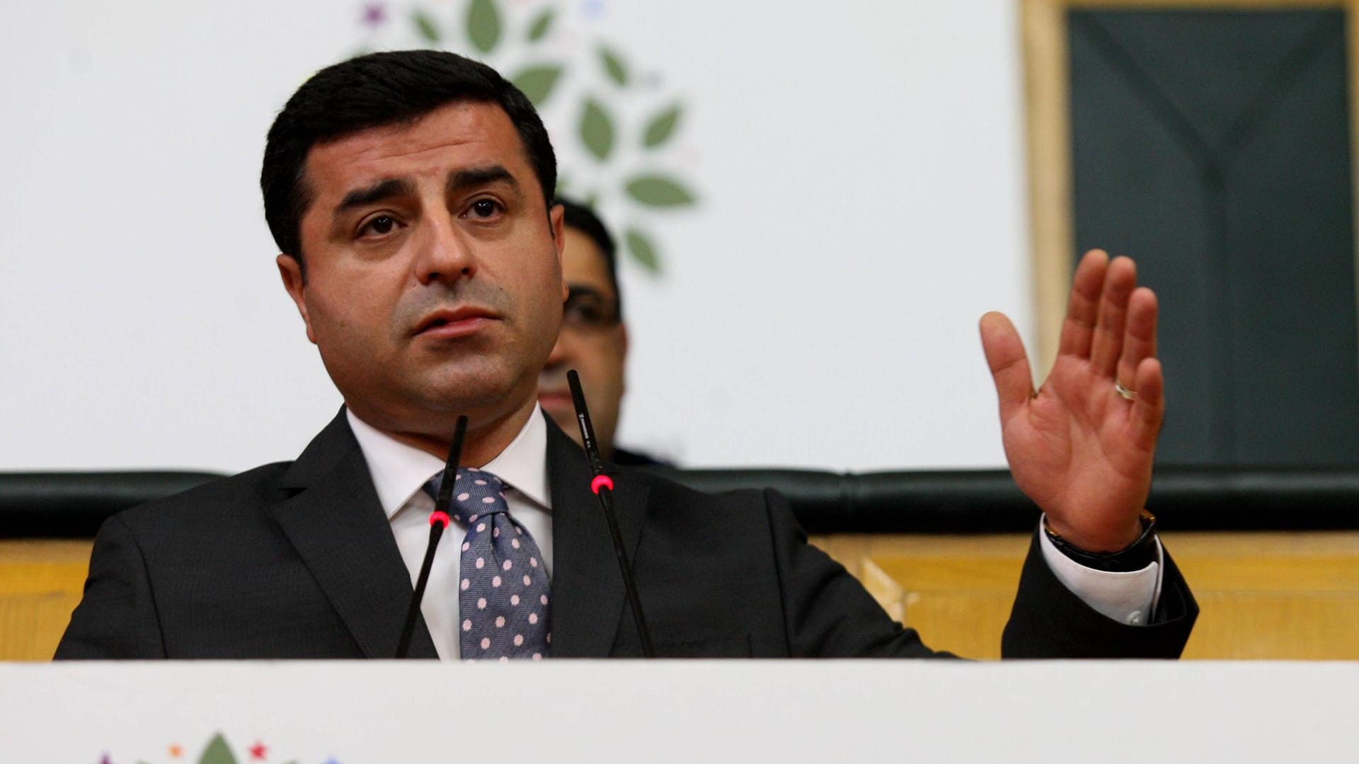 Selahattin Demirtas Vorsitzender der pro-kurdischn HDP Oppositionspartei, der nach seiner Verhaftung in den Hungerstreik tritt bei einer Rede im türkischen Parlament.