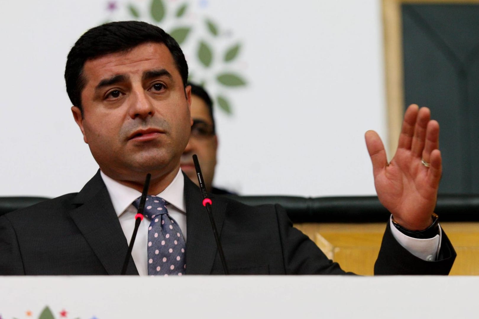 Selahattin Demirtas Vorsitzender der pro-kurdischn HDP Oppositionspartei, der nach seiner Verhaftung in den Hungerstreik tritt bei einer Rede im türkischen Parlament.