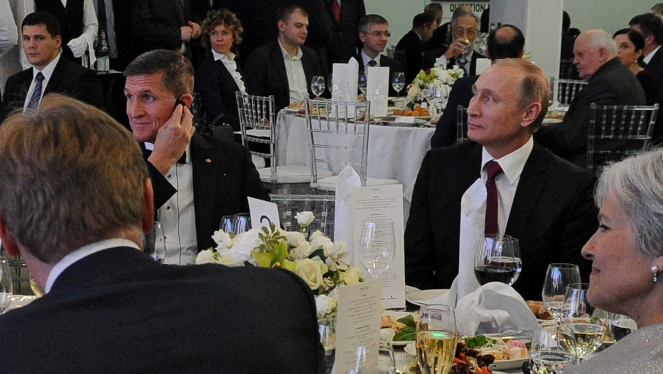 2015 saß Flynn bei einem Galadiner in Moskau direkt neben Putin.
