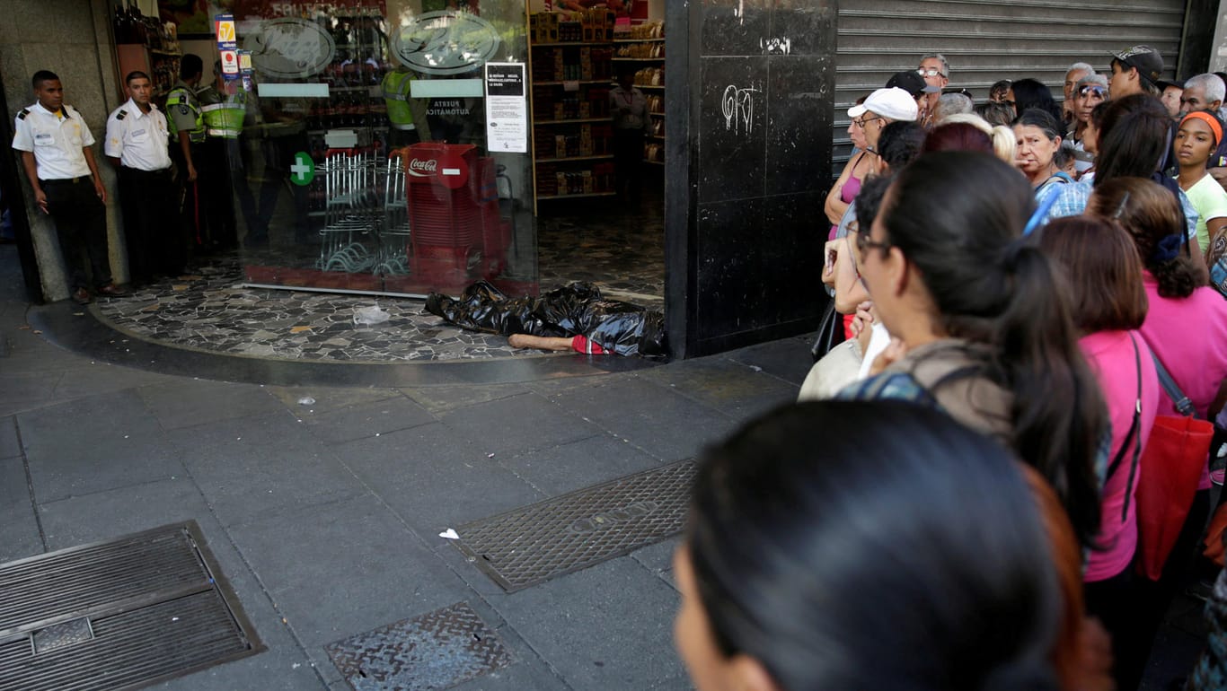Alltägliches Elend in Venezuela: Ein Mann ist in einer Schlange vor einem Supermarkt tot zusammengebrochen.