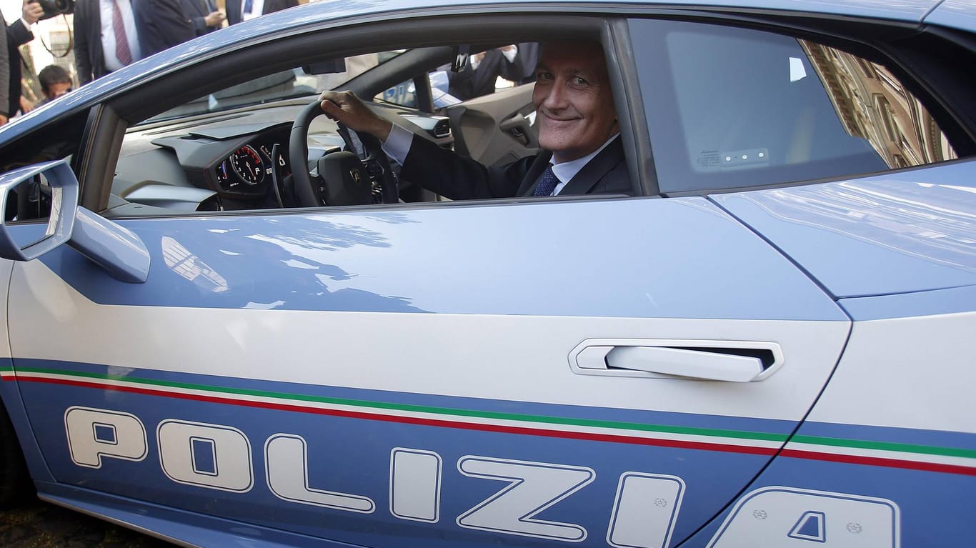Roms Polizeichef Franco Gabrielli sitzt schon mal Probe im neuen Dienstwagen.