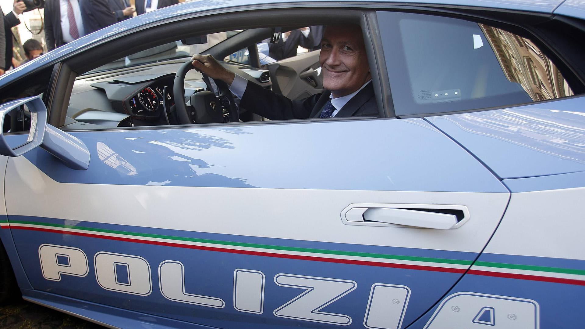 Roms Polizeichef Franco Gabrielli sitzt schon mal Probe im neuen Dienstwagen. Roms Polizeichef Franco Gabrielli sitzt schon mal Probe im neuen Dienstwagen.