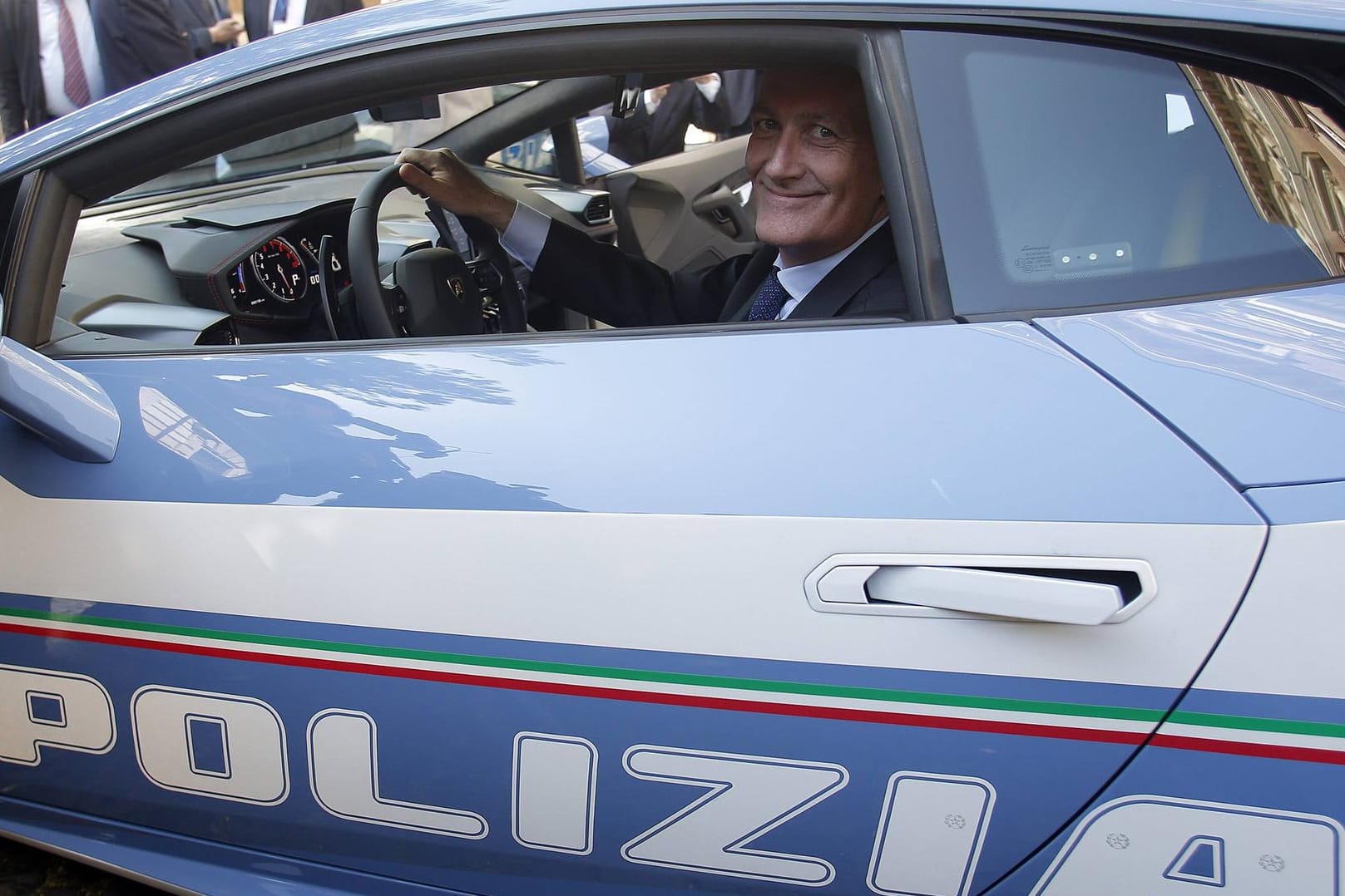 Roms Polizeichef Franco Gabrielli sitzt schon mal Probe im neuen Dienstwagen.