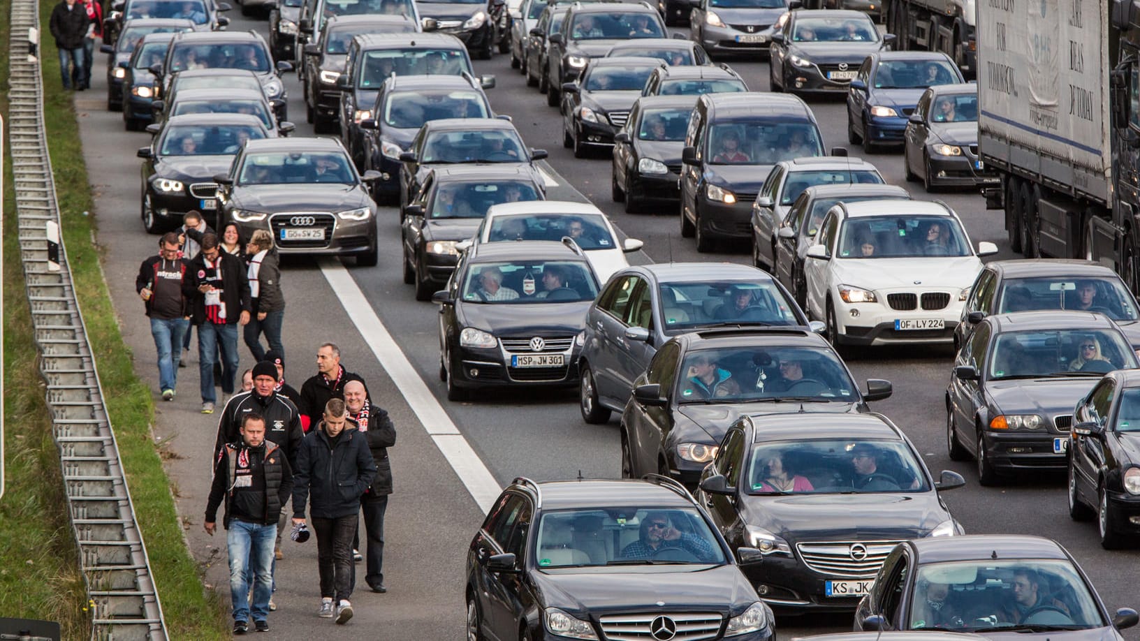 So schützen Sie sich: Staus gehören zum Autofahren dazu, wie der Sonnenbrand zum Sommer.