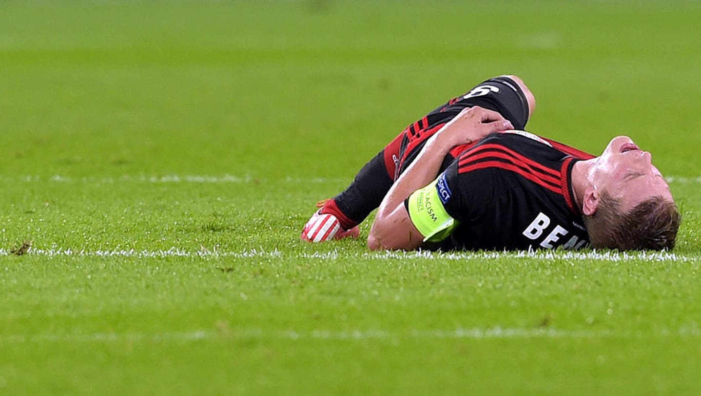 Bayer-Kapitän Lars Bender liegt verletzt am Boden. Für den Bayer-Kapitän ist die Saison vorbei.