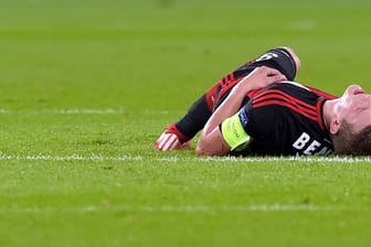 Bayer-Kapitän Lars Bender liegt verletzt am Boden. Für den Bayer-Kapitän ist die Saison vorbei.