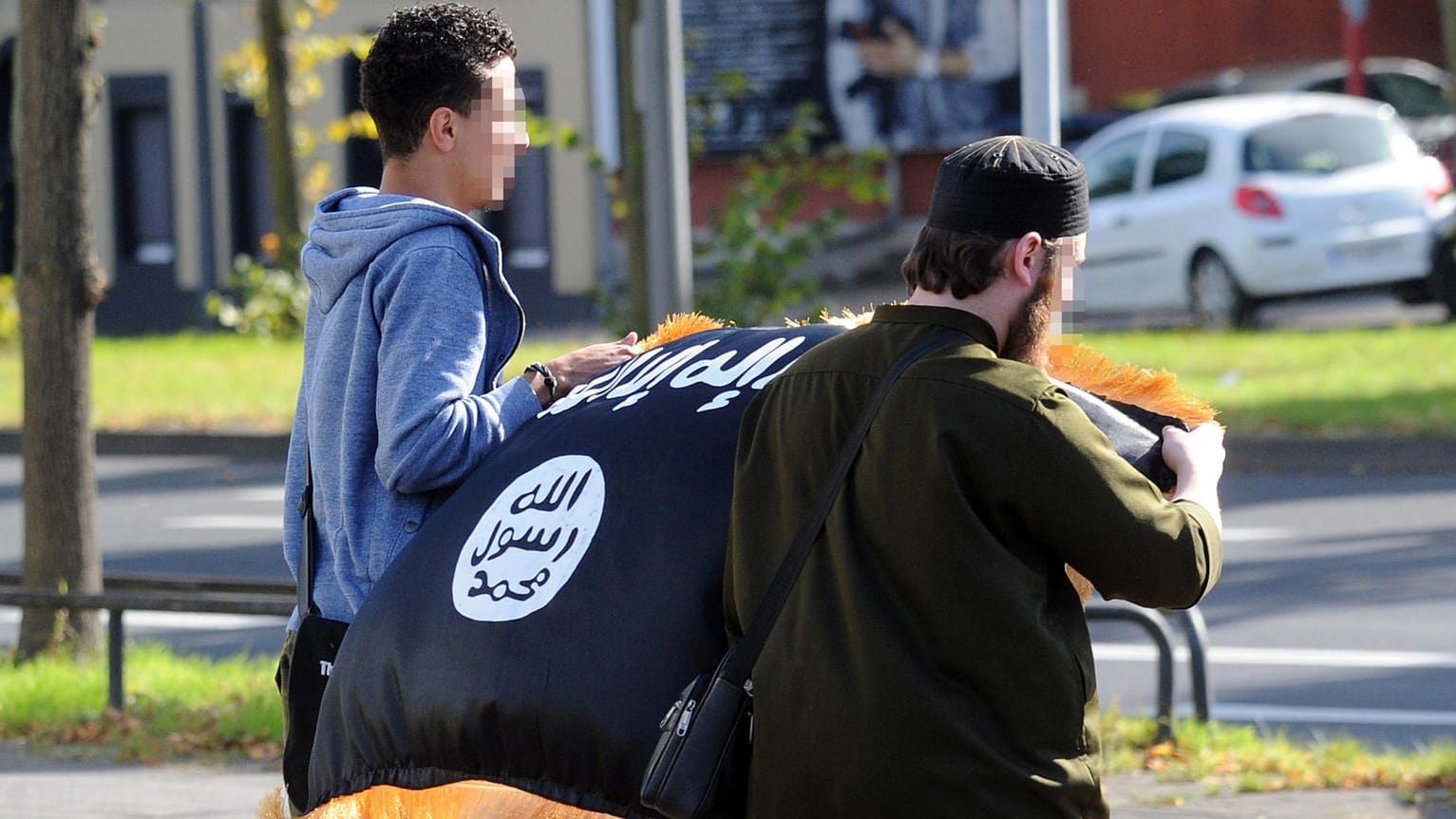 Islamisten tragen eine IS-Flagge durch Köln