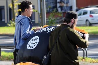 Islamisten tragen eine IS-Flagge durch Köln