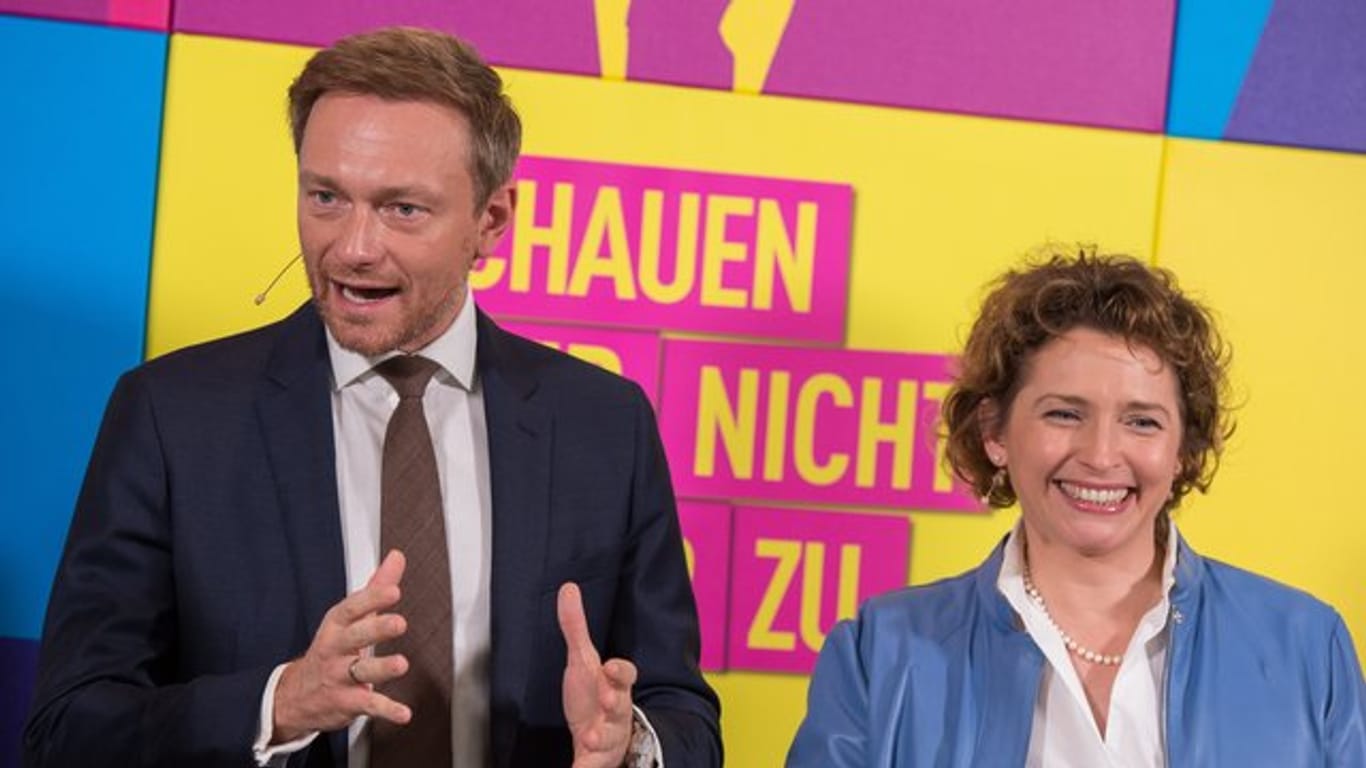 Der FDP-Bundesvorsitzende Christian Lindner und FDP-Generalsekretärin Nicola Beer bei der Vorstellung des Programmentwurfs zur Bundestagswahl 2017.