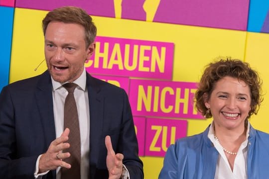 Der FDP-Bundesvorsitzende Christian Lindner und FDP-Generalsekretärin Nicola Beer bei der Vorstellung des Programmentwurfs zur Bundestagswahl 2017.