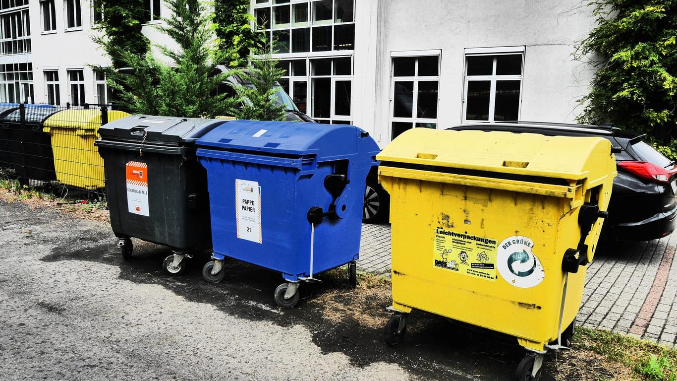 Verpackungsgesetz soll Recyclingquote verbessern: verschiedene Mülltonen zur Mülltrennung