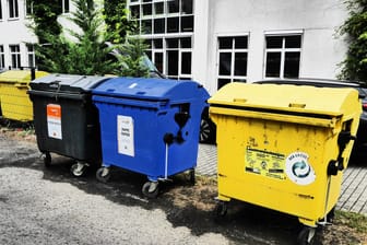 Verpackungsgesetz soll Recyclingquote verbessern: verschiedene Mülltonen zur Mülltrennung