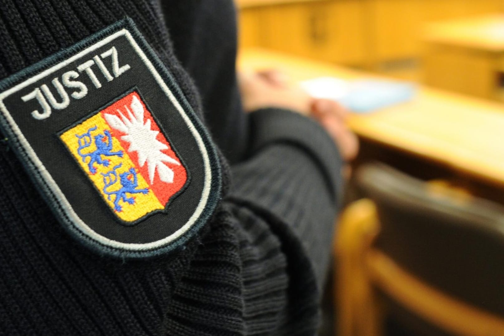 Das Landgericht sprach den Angeklagten am Freitag wegen Vergewaltigung, Raub und Körperverletzung nach Jugendstrafrecht schuldig.
