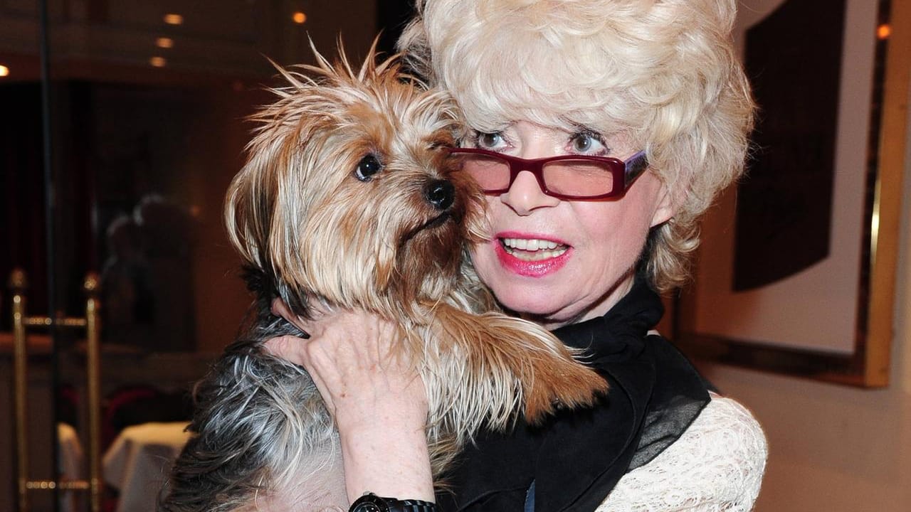 Ingrid Steeger und ihre Terrier-Dame.