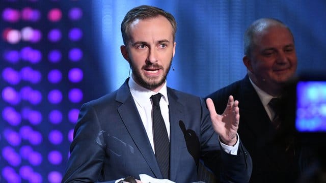 Jan Böhmermann und sein Team wurden für die "engagierte Beobachtung und kluge Reflexion des laufenden Fernsehprogramms" ausgezeichnet.