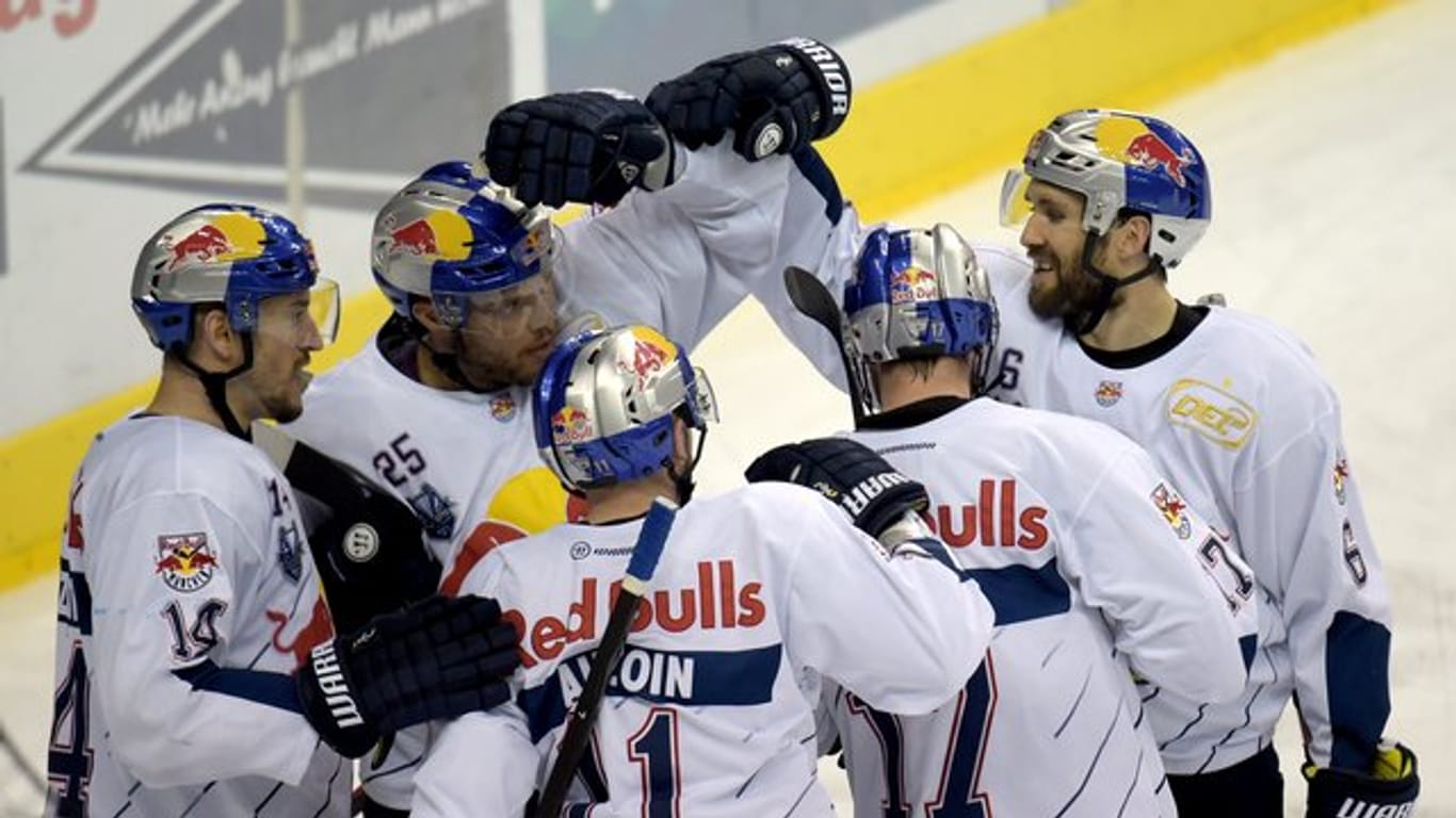 Die Spieler von EHC München feiern den Treffer vom 3:1 gegen die Eisbären Berlin.