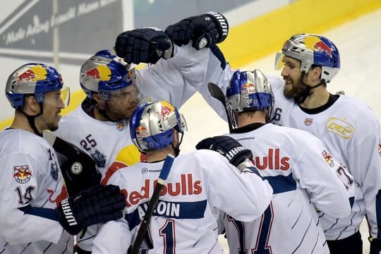 Die Spieler von EHC München feiern den Treffer vom 3:1 gegen die Eisbären Berlin.