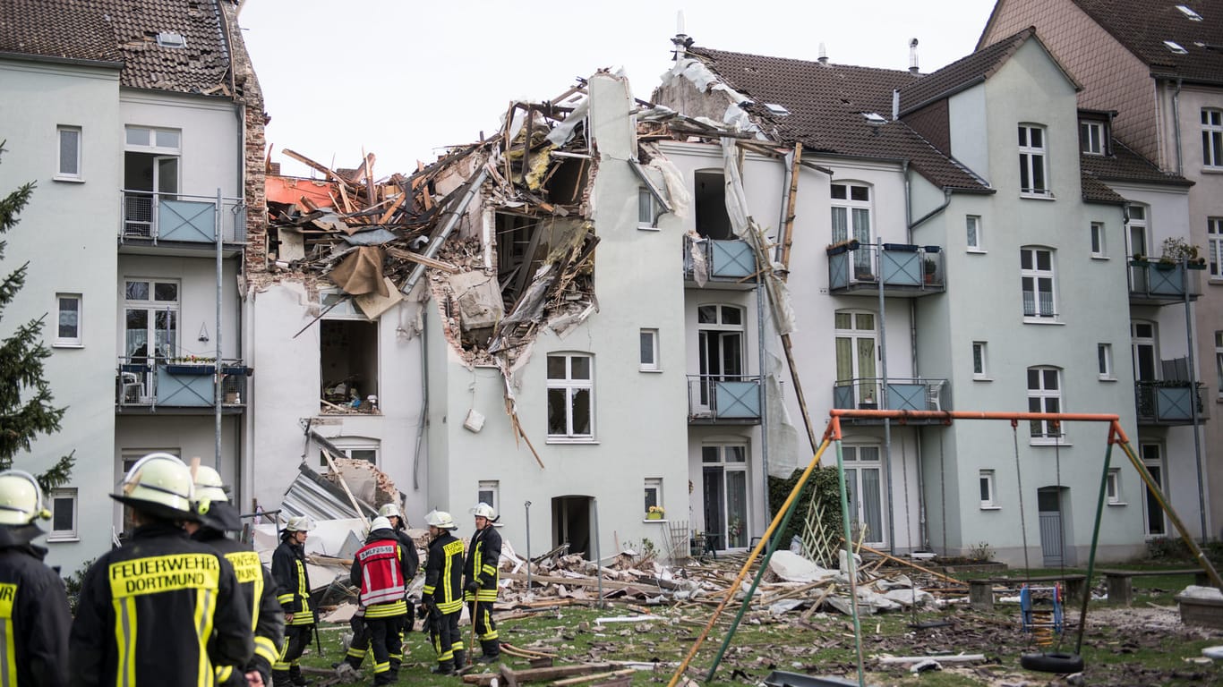 Die Explosion hat das Mehrfamilienhaus weitgehend zerstört.