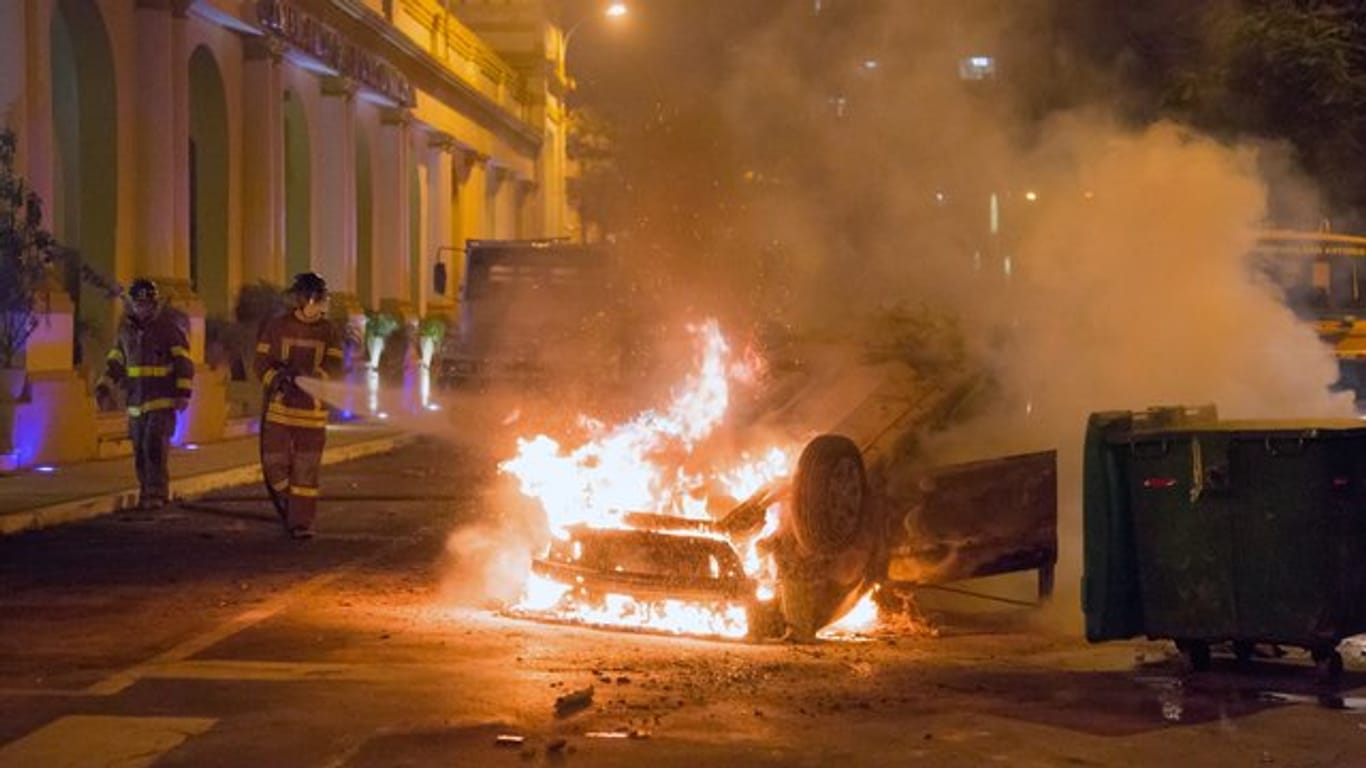 Ein brennender Wagen vor der Zentrale der Polizei in Asuncion.