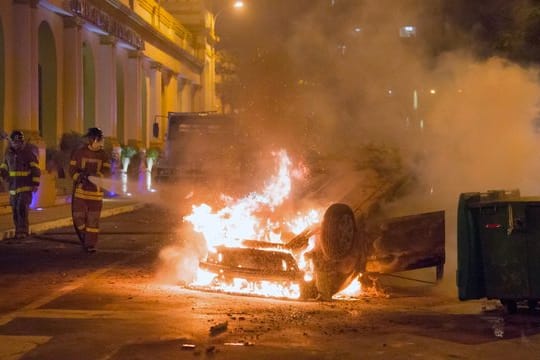 Ein brennender Wagen vor der Zentrale der Polizei in Asuncion.