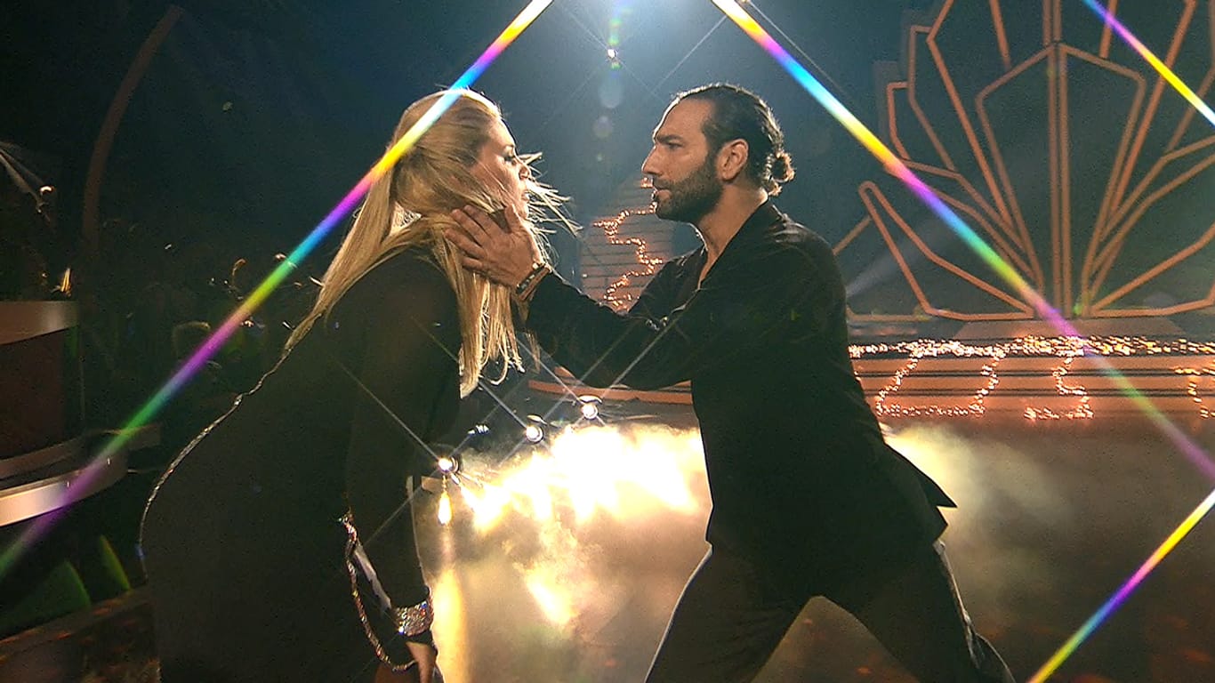 Angelina Kirsch zeigt sich bei der Rumba mit Massimo Sinato von einer ganz anderen Seite.