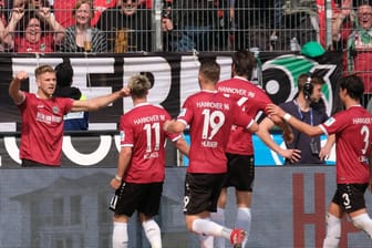 Niclas Füllkrug (l.) bejubelt sein Tor zum 1:0 gegen Union Berlin mit Felix Klaus, Florian Hübner, Martin Harnik und Miiko Albornoz.