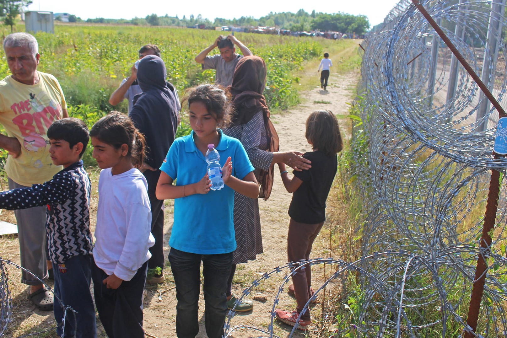 Flüchtlinge an der ungarisch-serbischen Grenze.