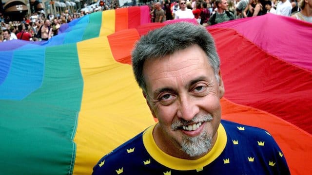 Der US-Künstler und Designer der ersten Regenbogenfahne, Gilbert Baker, bei einer Gay Pride-Parade in Stockholm.