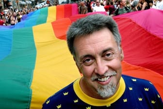 Der US-Künstler und Designer der ersten Regenbogenfahne, Gilbert Baker, bei einer Gay Pride-Parade in Stockholm.
