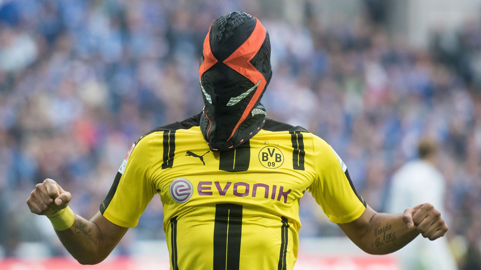 Pierre-Emerick Aubameyang jubelt mit Maske.